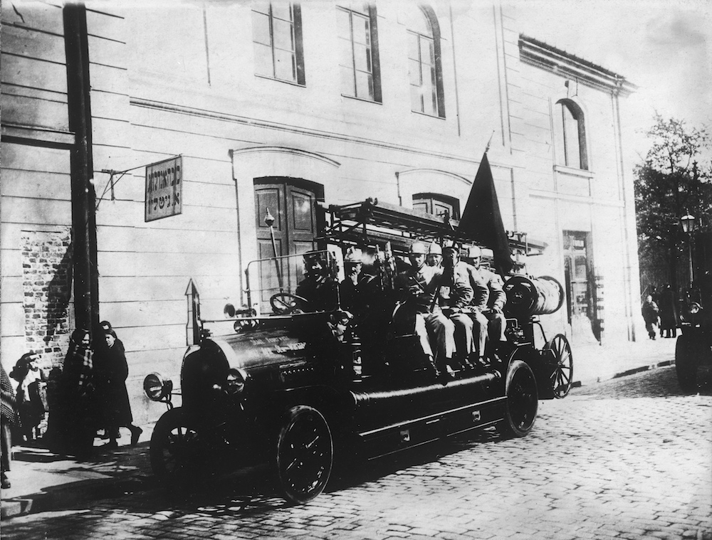 Wóz straży ogniowej na ulicy Nowolipki róg Nalewek w dzielnicy żydowskiej, ok. 1916 r. Fot. PAP/CAF