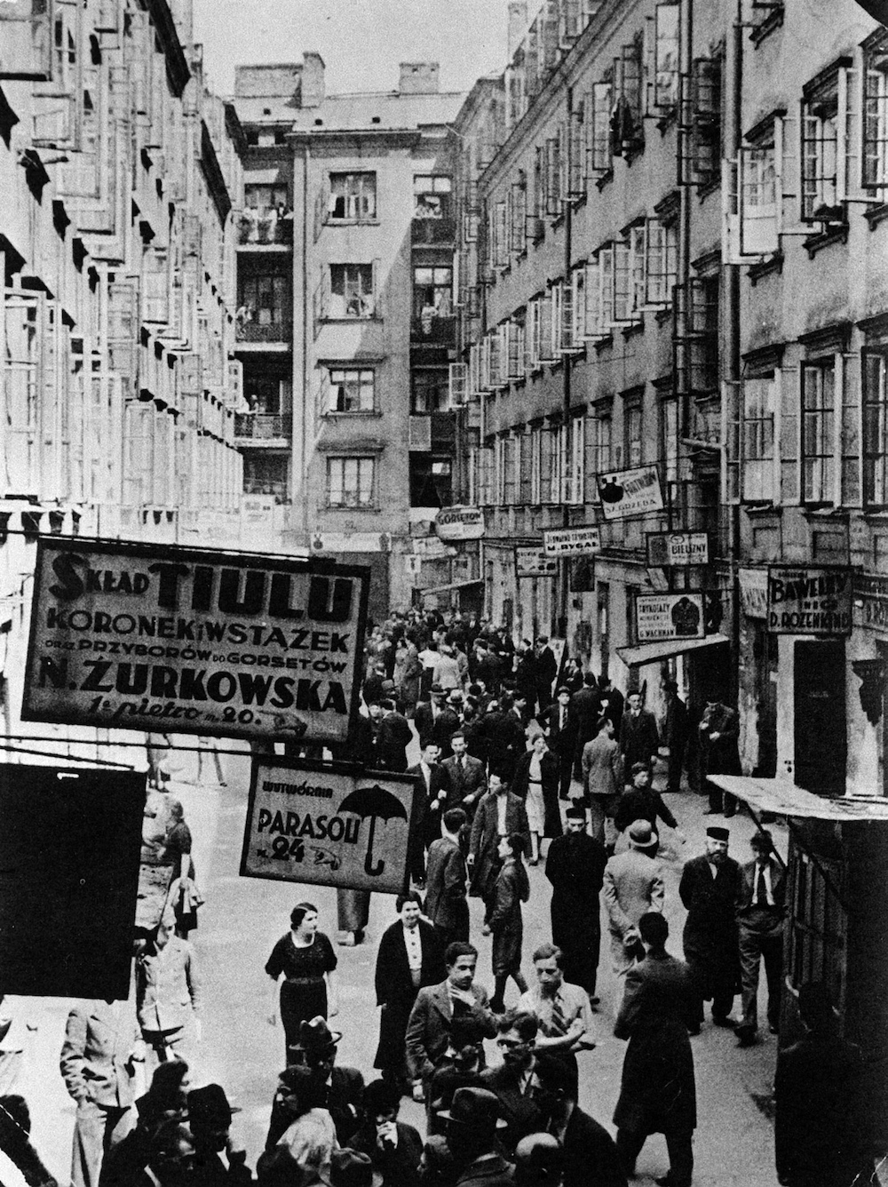 Handlowy dziedziniec na Nalewkach w żydowskiej dzielnicy Warszawy, 1938 r. Fot. PAP/CAF-reprodukcja