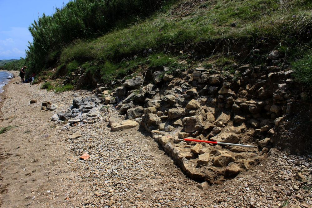 Monumentalny filar przyporowy muru antycznego horreum odkrytego w zatoce Ljubac (Fot. F. Welc).