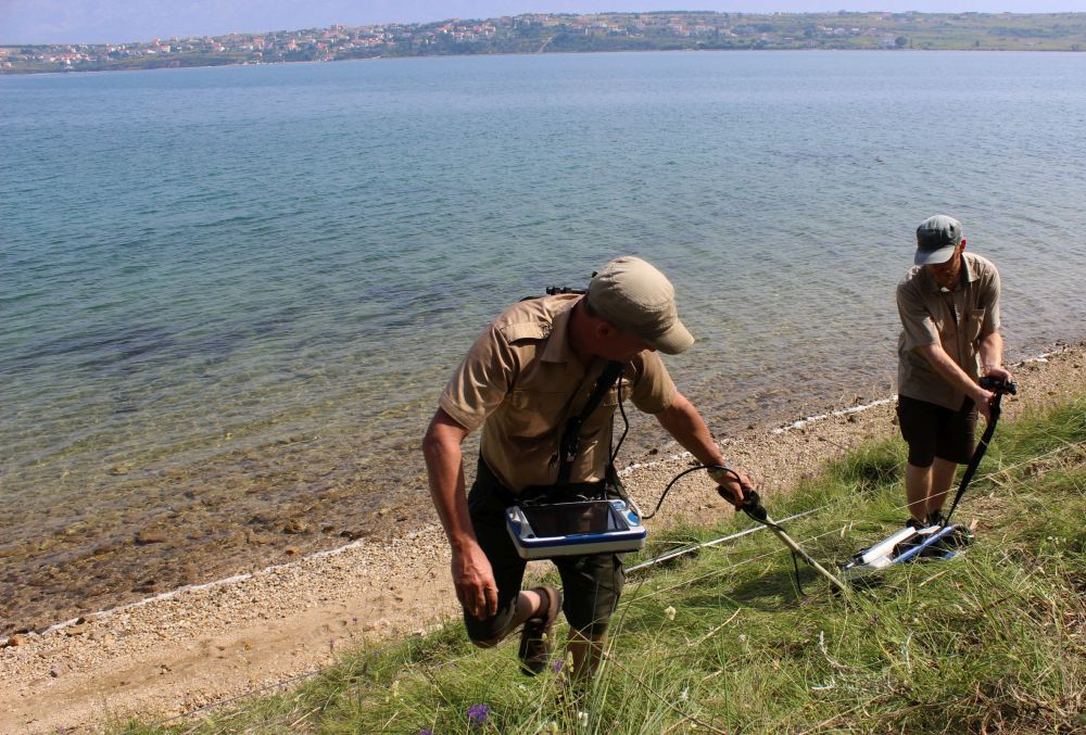 Badania georadarowe prowadzone przez dr. hab. F. Welca oraz K. Rabiegę w obrębie stanowiska archeologicznego w zatoce Ljubac (Fot. A. Konestra).