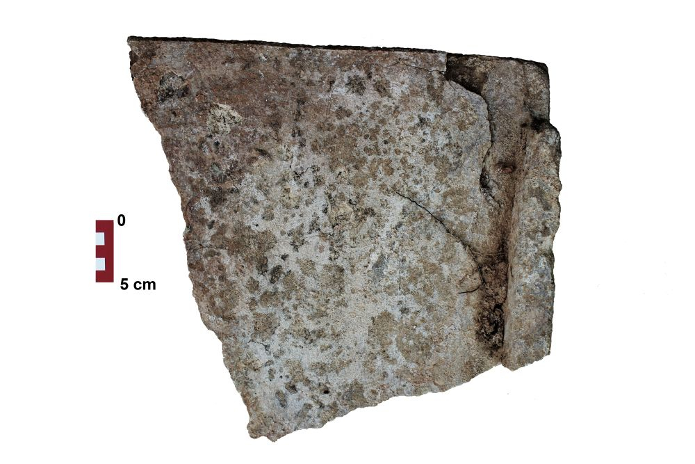 Fragment rzymskiej dachówki z I w. n.e., która została wyprodukowana w piecach ceramicznych znajdujących się na zapleczu portu w zatoce Ljubac (Fot. F. Welc).