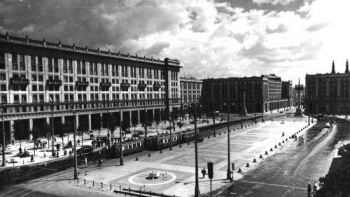 Marszałkowska Dzielnica Mieszkaniowa (MDM). Nz. Plac Konstytucji. Warszawa, 1953 r. Fot. PAP/CAF/Archiwum