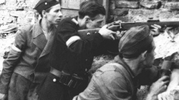 Powstańcza barykada. Warszawa, 1944 r. Fot. PAP/Reprodukcja