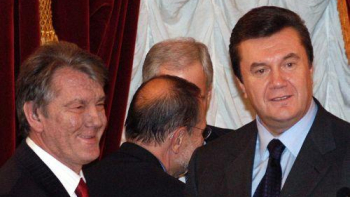 Wiktor Juszczenko i Wiktor Janukowycz. Fot. PAP/R. Pietruszka