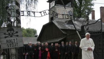 Papież Benedykt XVI podczas wizyty w byłym niemieckim obozie zagłady Auschwitz. 28.05.2006. Fot. PAP/A. Grygiel 