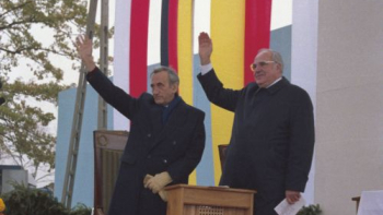 Tadeusz Mazowiecki i Helmut Kohl. Krzyżowa, 12 listopada 1989 r.  Fot. PAP/PAI/G. Rogiński