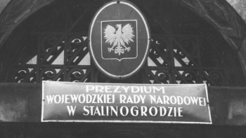 Nowe tablice na gmachach publicznych w Katowicach, które po śmierci Stalina przemianowano na Stalinogród. 25.03.1953. Fot. PAP/CAF/K. Seko