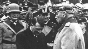 Kanclerz Rzeszy Adolf Hitler odbiera gratulacje od prezydenta Paula von Hindenburga. Berlin. 1933 r. Źródło: NAC 