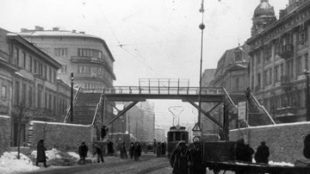 Most nad ul. Chłodną łączący dwie części getta warszawskiego. 1942 r. Fot. NAC