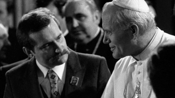 Lech Wałęsa w rozmowie z Ojcem Świętym w 1981 r. Fot. PAP/J. Morek