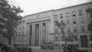 Budynek przy al. Szucha 25, gdzie w latach 1939-1944 mieściła się siedziba Gestapo. Fot. PAP/CAF