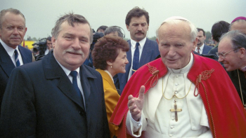 Papież Jan Paweł II na lotnisku wojskowym Koszalin-Zegrze Pomorskie witany przez prezydenta RP Lecha Wałęsę. 01.06.1991. Fot. PAP/J. Morek 