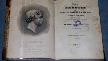 Pierwsze wydanie "Pana Tadeusza" Adama Mickiewicza. Fot. PAP/M. Kulczyński