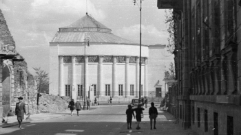 Odbudowany gmach Sejmu od strony ulicy Matejki. Wiosna, 1947 r. Fot. CAF/PAP