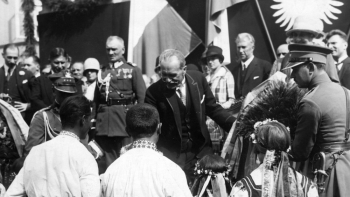 Prezydent RP Ignacy Mościcki (C) podczas dożynek w Spale. 28.08.1927. Fot. NAC