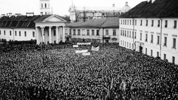 Manifestacja mieszkańców Wilna po zajęciu miasta przez Wojsko Polskie. 04.1919. Źródło: CAW