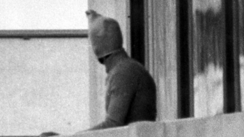 Terrorysta z organizacji "Czarny Wrzesień". Monachium, 05.09.1972. Fot. PAP/EPA