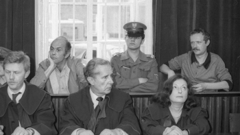 Adam Michnik (2. rząd P) i Jacek Kuroń (2. rząd L) przed Sądem Warszawskiego Okręgu Wojskowego. 1984 r. Fot. PAP/W. Kryński 