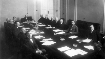 Posiedzenie gabinetu Leopolda Skulskiego. Widoczny m.in. minister skarbu Władysław Grabski (drugi z lewej). 1919 r. Źródło: NAC