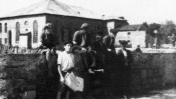 Chłopcy pochodzenia żydowskiego w Szydłowcu. Źródło: IPN