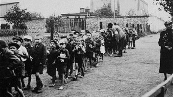 Dzieci deportowane przez Niemców z Litzmannstadt Getto do obozu zagłady Kulmhof w Chełmnie nad Nerem. Źródło: United States Holocaust Memorial Museum / Wikimedia Commons