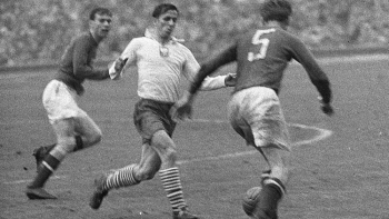 Gerard Cieślik (biała koszulka) w czasie meczu eliminacyjnego mistrzostw świata Polska – ZSRS (2:1) w Chorzowie. 20.10.1957. Fot. PAP/CAF/Z. Matuszewski 