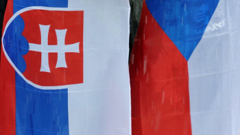 Flagi Słowacji i Czech. Fot. PAP/EPA