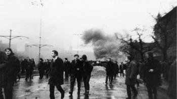 Demonstrujący robotnicy przed Dworcem Głównym w Gdańsku. 15.12.1970 r. Fot. IPN