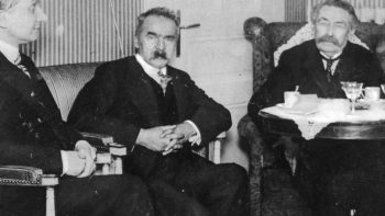 Marszałek Józef Piłsudski w rozmowie z ministrem spraw zagranicznych Francji Aristidesem Briandem (z prawej) i polskim ministrem spraw zagranicznych Augustem Zaleskim (z lewej). Genewa, 12.1927. Fot. NAC