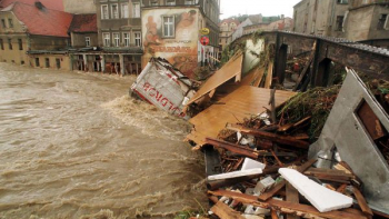 Kłodzko. Powódź tysiąclecia. Lipiec 1997 r. Fot. PAP/L. Wdowiński