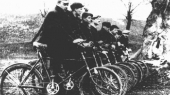 Patrol „Jędrusiów” w drodze na akcję. 1943 r. Źródło: Wikimedia Commons