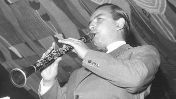 Jerzy Duduś Matuszkiewicz podczas I Festiwalu Muzyki Jazzowej. Sopot, 1956 r. Fot. PAP/CAF/J. Uklejewski