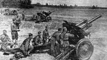 Żołnierze 1 dywizji WP im. Tadeusza Kościuszki na froncie. 1944 r. Fot. PAP/CAF