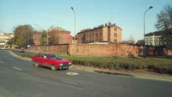 Obiekty w Legnicy zajmowane przez wojska sowieckie w latach 1945-1993 - zabytkowy budynek wykorzystywany jako więzienie Północnej Grupy Wojsk Armii Radzieckiej. 10.1993. Fot. PAP/A. Hawałej