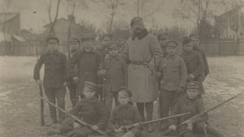 Związek Harcerstwa Polskiego - obóz wartowniczy w Pruszkowie. 1920 r. Źródło: CBN Polona
