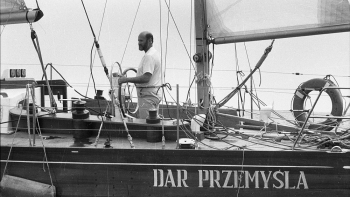 Henryk Jaskuła na pokładzie jachtu „Dar Przemyśla”. Gdynia, 06.1979. Fot. PAP/CAF/J. Uklejewski 