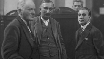 Proces brzeski w Sądzie Okręgowym w Warszawie - oskarżeni Kazimierz Bagiński, Wincenty Witos i Herman Lieberman (stoją od prawej) podczas przerwy w procesie. Fot. NAC