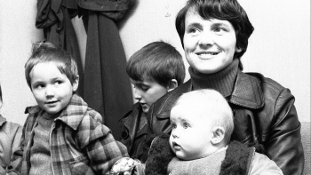Danuta Wałęsa (P) z dziećmi: Anną (na rękach u mamy), Bogdanem (3P), Jarosławem (4P). 05.1981. Fot. PAP/CAF/S. Kraszewski