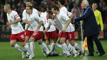 Piłkarze reprezentacji Polski podbiegli do trenera Leo Beenhakkera, aby cieszyć się razem z nim ze zdobytej bramki w meczu eliminacji piłkarskich mistrzostw świata 2010 Polska - San Marino w Kielcach. Fot. PAP/A. Ciereszko 