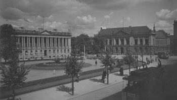 Biblioteka Raczyńskich i Muzeum Wielkopolskie (z prawej) na pl. Wolności w Poznaniu. 1927 r. Fot. NAC