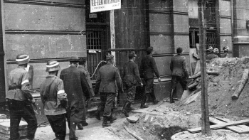 Powstańcy warszawscy prowadzą pierwszych jeńców niemieckich z Poczty Głównej, przez barykadę na ulicy Jasnej 7 (na zdjęciu) do gmachu PKO na ul. Świętokrzyskiej. Fot. PAP/Alamy