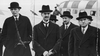 Premier Wielkiej Brytanii Neville Chamberlain (2L) i premier Francji Edouard Daladier (P). Fot. NAC