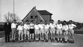Drużyna piłkarska klubu sportowego Ruch Wielkie Hajduki. 1932 r. Fot. NAC