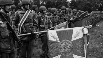 Wręczenie sztandaru 1 Samodzielnej Brygadzie Spadochronowej. 06.1944. Fot. NAC