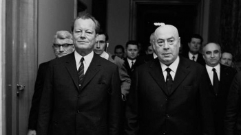 Kanclerz RFN Willy Brandt i premier PRL Józef Cyrankiewicz. Fot. PAP/CAF/M. Szyperko