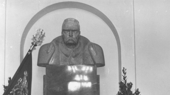 Inauguracja roku akademickiego 1937/1938 na Uniwersytecie Warszawskim (Uniwersytecie Józefa Piłsudskiego): odsłonięcie popiersia marszałka. Fot. NAC