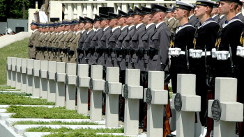 Polscy żołnierze podczas uroczystości otwarcia i poświęcenia Cmentarza Orląt Lwowskich. 24.06.2005. PAP/D. Delmanowicz