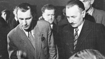 Bolesław Bierut (P) oddaje głos w referendum ludowym. Warszawa, 30.06.1946. Fot. PAP/CAF/J. Baranowski