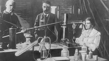Maria Skłodowska-Curie i jej mąż Piotr (C) w laboratorium w Paryżu. Fot. NAC
