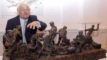 B. więzień niemieckiego obozu zagłady w Sobiborze Samuel Willenberg przy swojej rzeźbie "Bunt więźniów Treblinki 2 sierpnia 1943 r.", którego był uczestnikiem. 2003 r. Fot. PAP/A. Rybczyński 